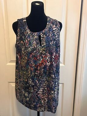 Sleeveless Multicolor Keyhole Camisole – Navy Multicolor